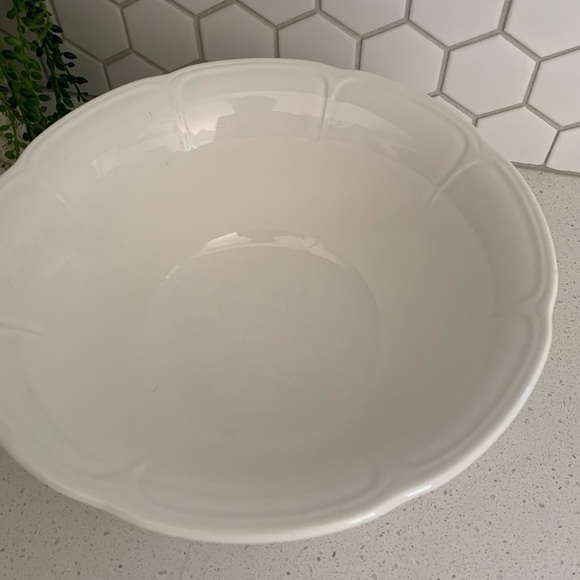 Salad fruit bowl made in Japan white trimmed - Picture 2 of 8